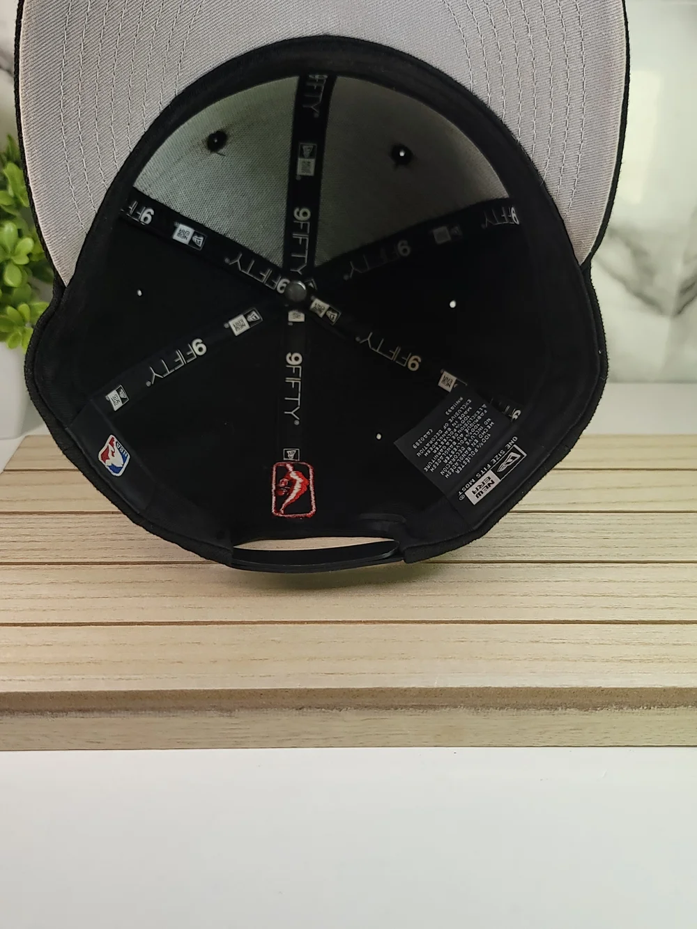 Toronto Raptors Black Cap with Red Embroidered Basketball Red Logo Snapback - Picture 5 of 8